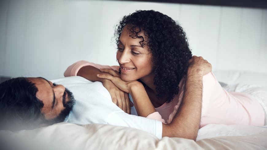 Nano-Ships sind der unverbindlichste Dating-Trend. Paar im Bett