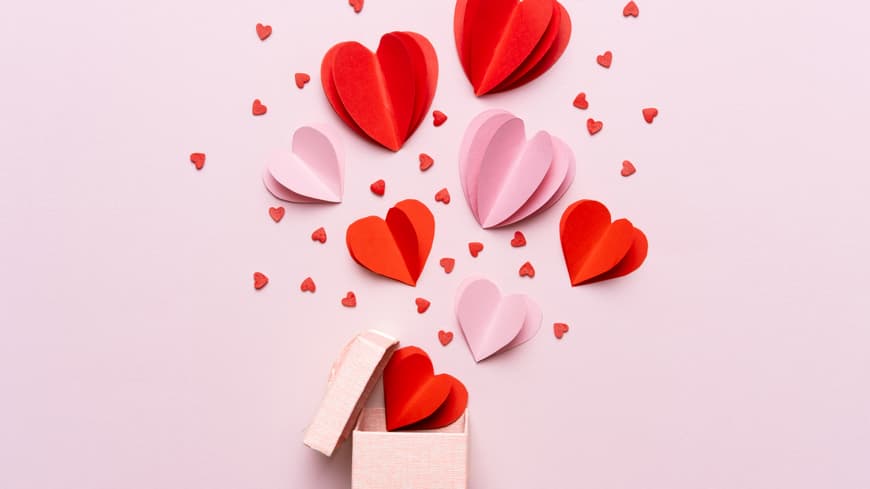 Wir haben 10 tolle Ideen für Geschenke für Frauen zum Valentinstag. Geschenkbox mit Herzen