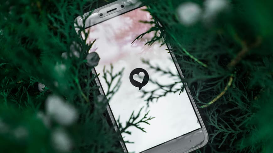 Wer sein Dating-App-Profil so gestaltet, hat mehr Chancen auf echte Liebe. Handy mit Dating-App