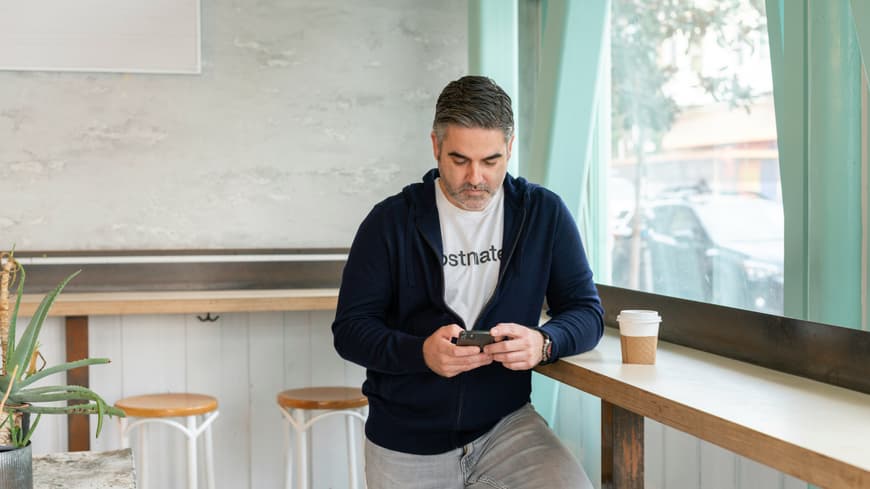 Männer mit diesem Hobby gehen eher fremd. Mann am Handy im Cafe