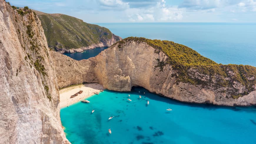 Der Navagio Beach liegt auf der griechischen Insel Zakynthos. Navagio Strand mit Klippen und türkisfarbenem Wasser.