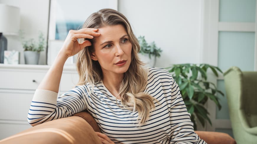 In welchem Alter wir laut Studie am unglücklichsten sind? Das erfährst du hier. Frau ist unglücklich