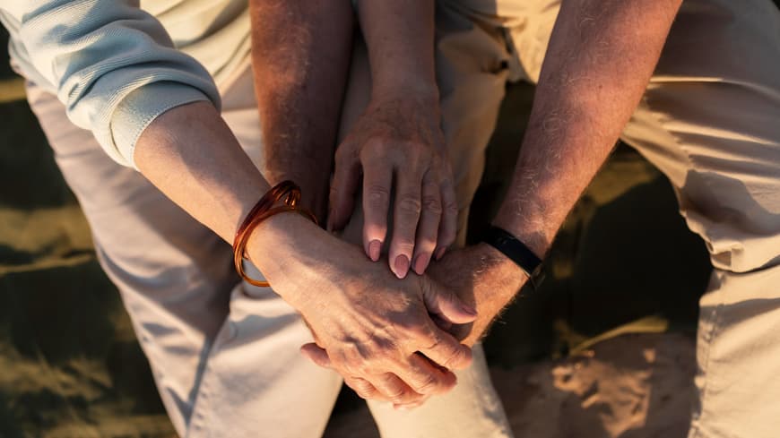 Woran du erkennst, ob du nur aus Angst vor Einsamkeit in einer Beziehung bist, liest du hier. Mann und Frau halten Händchen