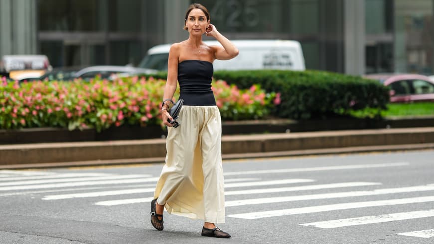 Ballerinas mit Riemchen sind der elegante Schuhtrend zu Röcken Frau in sommerlichen Ballerinas