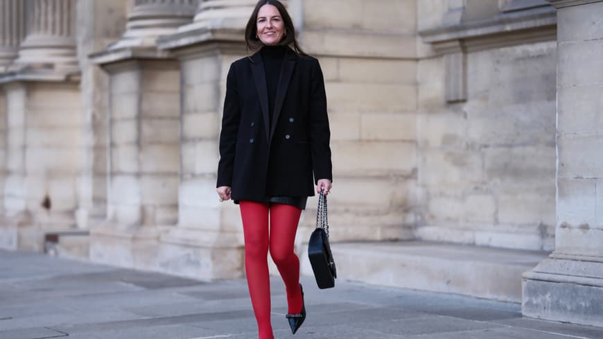 Bunte Strumpfhosen kombinieren: So gelingt der Modetrend. Frau in roter Strumpfhose