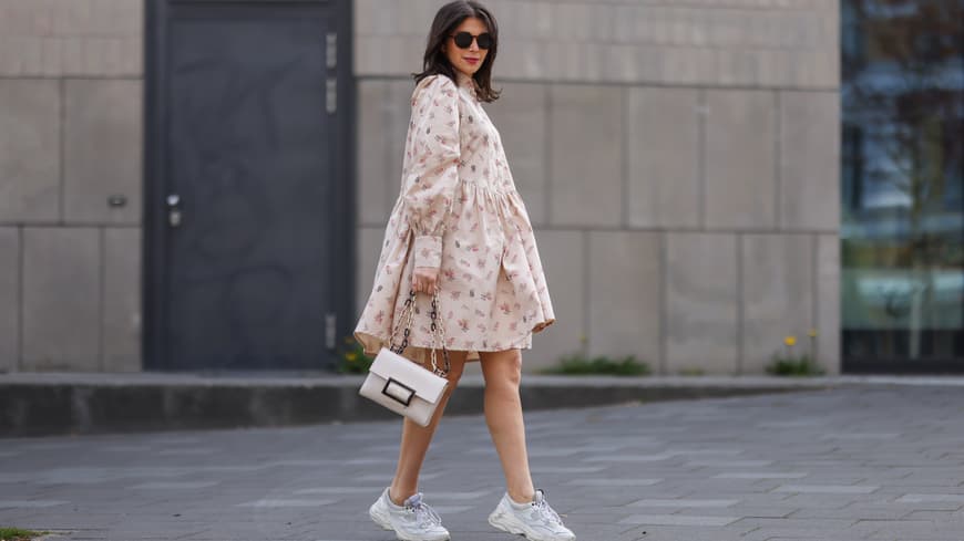 Wie du ein elegantes Kleid mit Sneakern trägst? Das erfährst du hier. Frau in Kleid mit Sneaker