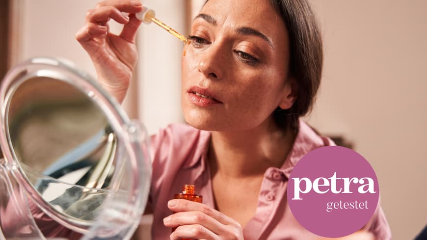 Ich habe das NIOD Augenserum getestet und möchte auf den Sofort-Effekt nicht mehr verzichten. Frau trägt Augenserum auf.