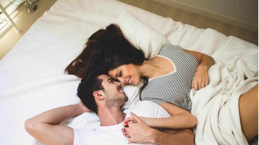 Ein Paar liegt im Bett