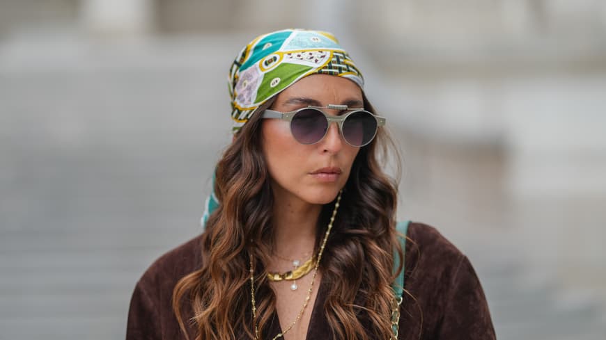 Diese kleinen Styling-Änderungen können dich 10 Jahre jünger wirken lassen. Frau mit Haartuch