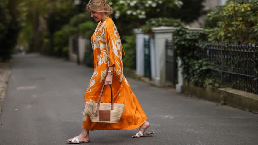 Basttaschen sind das Must-have im Frühling und Sommer. Frau mit Basttasche