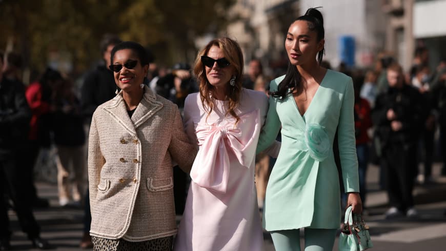 Welcher zauberhafte Pastellton DIE Trendfarbe im Frühling 2025 ist? Wir verraten es dir. Drei Frauen in frühlingshaften Outfits.