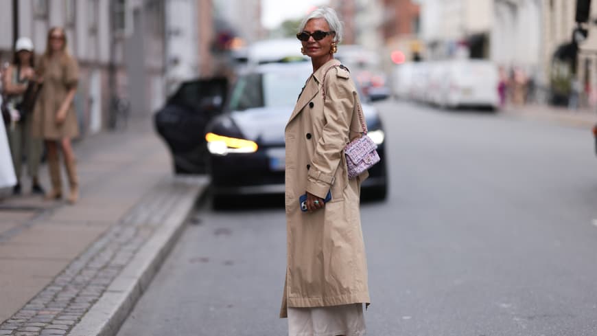 Wir zeigen dir die schönsten Frühlingsmäntel, die der Figur schmeicheln. Frau in Trenchcoat