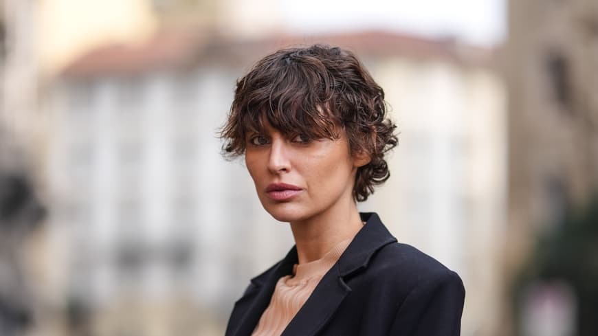 Der Short Mullet ist die perfekte Kurzhaarfrisur für alle, denen ein Pixie-Haircut zu kurz ist. Frau mit Kurzhaarschnitt