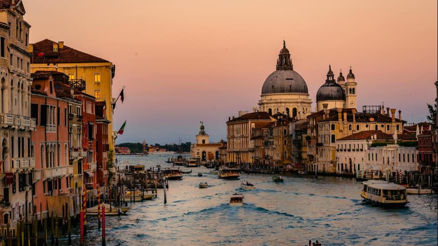 Venedig gehört zu den beliebtesten Städten in Italien. Blick Auf Den Canale Grande Und Die Basilika Von Venedig Bei Sonnenuntergang.