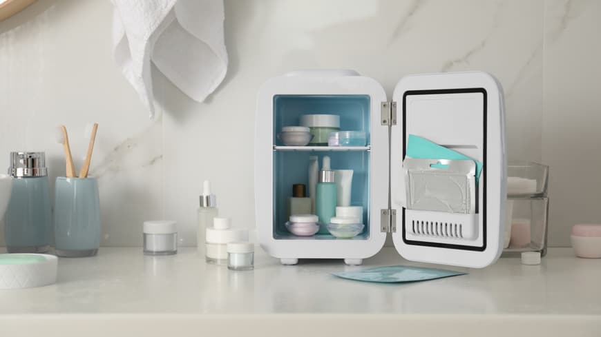 Welche Kosmetik und Skincare-Produkte gehören in den Kühlschrank? Wir verraten es dir. Kleiner Kühlschrank mit Kosmetikprodukten