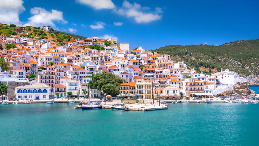 Die griechische Insel Skopelos ist noch ein echter Geheimtipp. Skopelos Häuserfront
