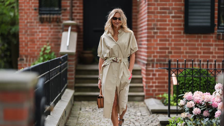 Frau in Hemdkleid Frau in Hemdkleid