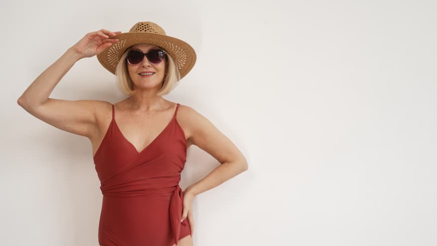 Diese Badeanzüge setzen deine Kurven vorteilhaft in Szene. Frau in Badeanzug