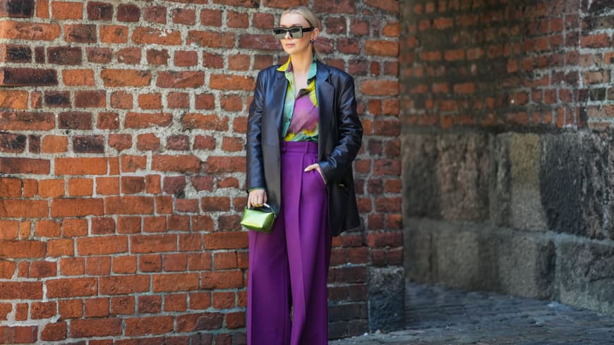 Wir haben die besten Bauchweg-Hosen für kleine Frauen herausgesucht. Frau in lila Stoffhose