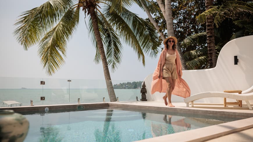 Wir zeigen dir wunderschöne Cover-ups, mit denen du dich am Pool wohlfühlst. Frau am Pool