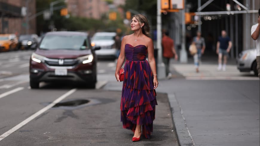 Festliche Kleider für Frauen ab 50? Wir verraten, welche Modelle dich in Szene setzen. Frau trägt festliches Chiffon-Kleid