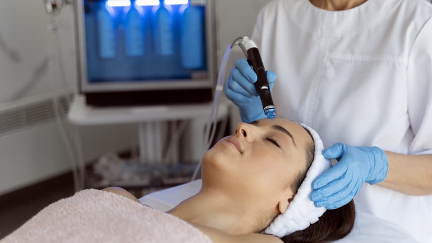 Die HydraFacial Behandlung wird mit einer speziellen Vakuum-Technologie durchgeführt. Hydrafacial Behandlung
