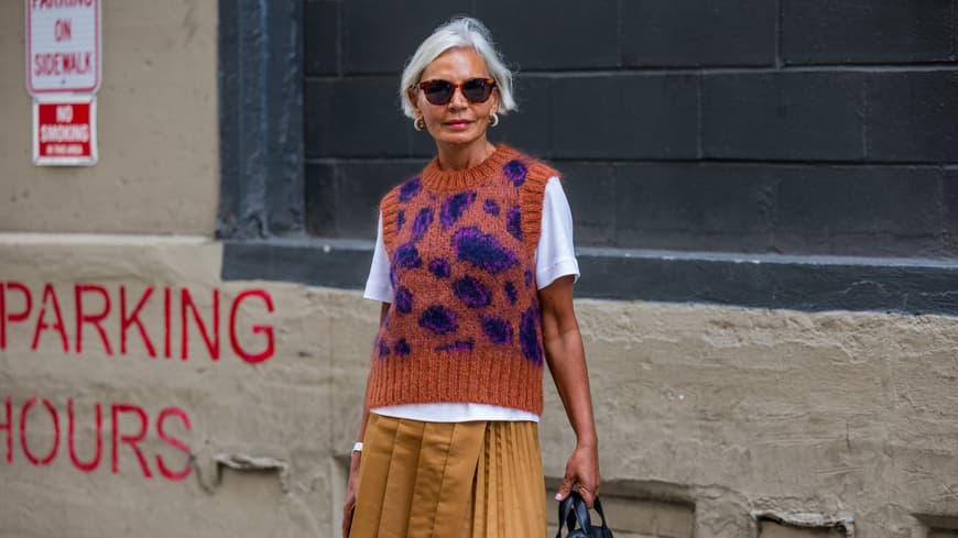 Wie Frauen ab 50 ein lässiger Look gelingt? Das verraten wir dir hier. Fashion-Influencerin Grece Ghanem in lässigem Outfit.