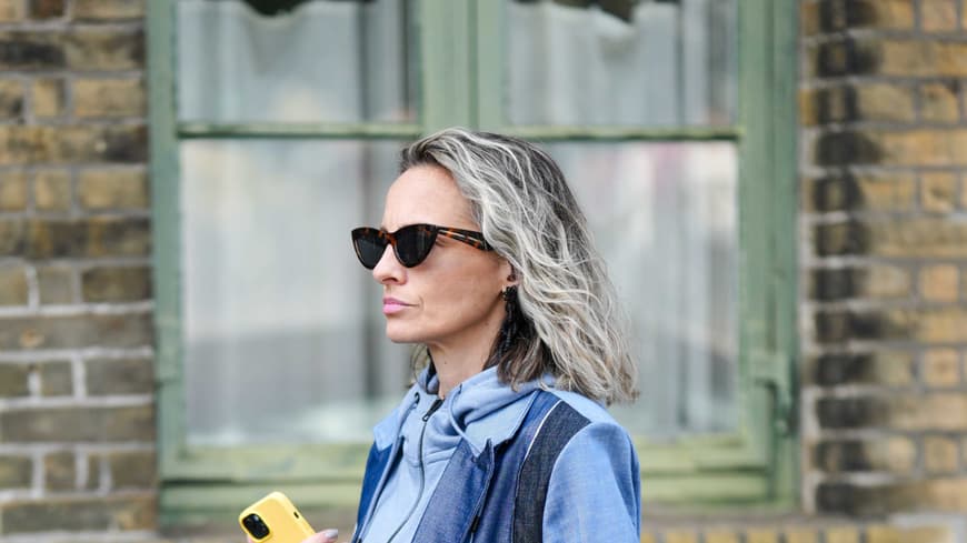 Welche Shampoos für Frauen ab 60 besonders vorteilhaft sind? Wir verraten es. Frau mit grauem Haar