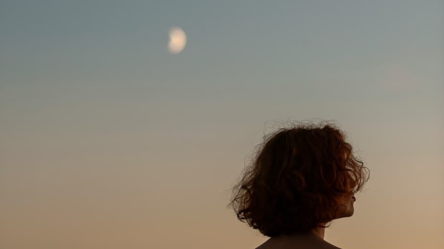 Welche Sternzeichen im Leben einfach immer wieder auf die Beine kommen, liest du hier. Frau schaut in Abendhimmel