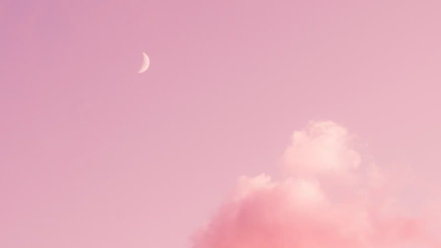 Welche Sternzeichen sich jetzt auf ein glücklicheres Lebenskapitel freuen können, erfährst du hier. Rosa Wolkenhimmel mit Mond