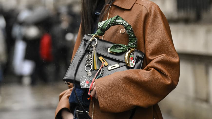 Taschen-Charms verleihen deiner Handtasche eine individuelle Note und machen sie zum Eye-Catcher. Frau mit Handtasche und Bag-Charms