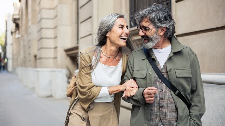 Ist es Freundschaft oder doch mehr? Diese Anzeichen sprechen für Romantik! Mann und Frau lachen gemeinsam