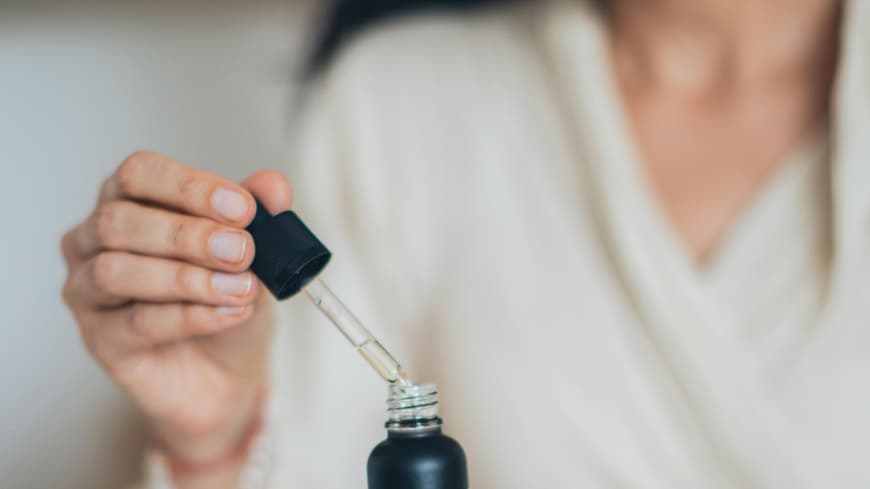 Welche Retinol-Alternativen eine ähnliche Wirkung haben, aber besser verträglich sind, erfährst du hier. Frau öffnet Hautpflege-Serum