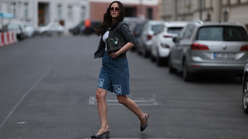 Slingback-Pumps können super mit Shorts kombiniert werden. Frau mit dunklen Haaren und Sonnenbrille trägt Jeans-Shorts mit Slingback-Pumps.