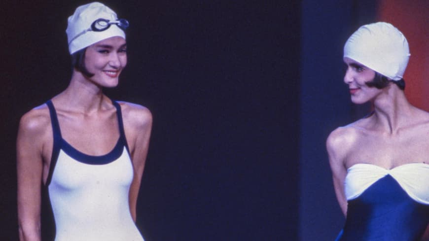 Tankinis aus den 2000ern feiern jetzt ihr Comeback. Drei Frauen in Tankinis mit Badekappen von früher.