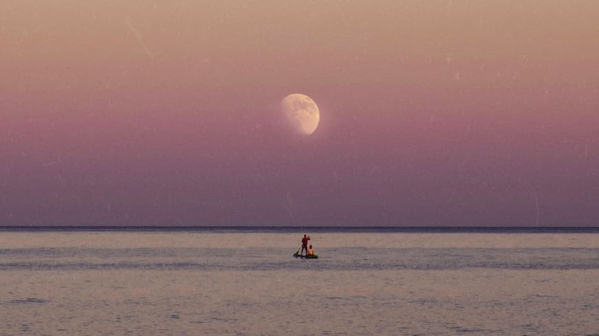 Was dein Sternzeichen noch bis Ende der Woche erwartet, liest du hier. Mond überm Meer