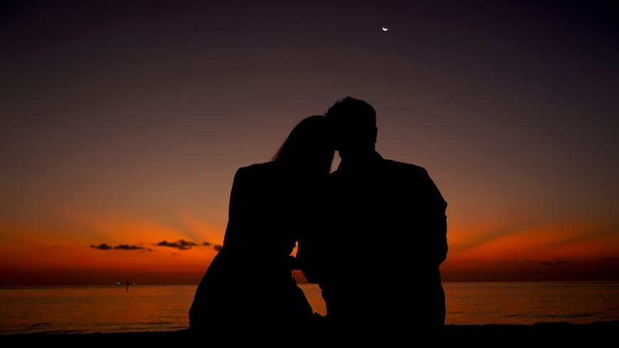 Drei Sternzeichen erwartet im Oktober ganz viel Romantik! Ein Pärchen schaut zusammen in den Nachthimmel