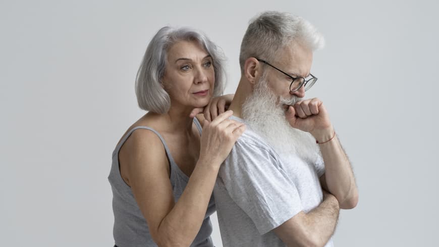 Du fragst dich, ob es wirklich Liebe ist? An diesen Anzeichen unterscheidest du echte Gefühle von emotionaler Abhängigkeit. Älteres Pärchen sieht betrübt aus