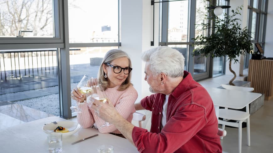 Die 3 größten Abturner beim Dating? Das sagt die Umfrage. Eine Frau und ein Mann trinken Wein