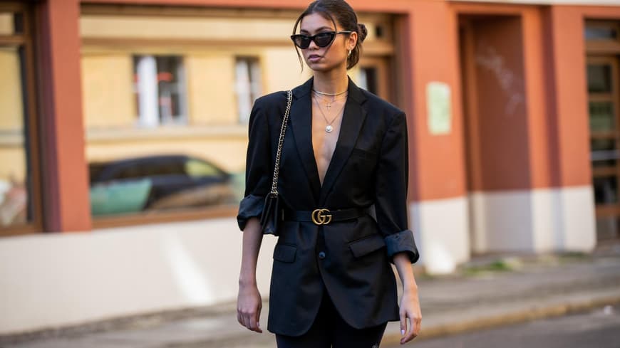 Eine Frau in Shorts und Blazer