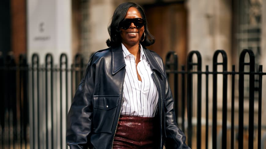 Klassische Lederjacken sind im Hemdschnitt besonders stylish. Frau in Glattlederjacke