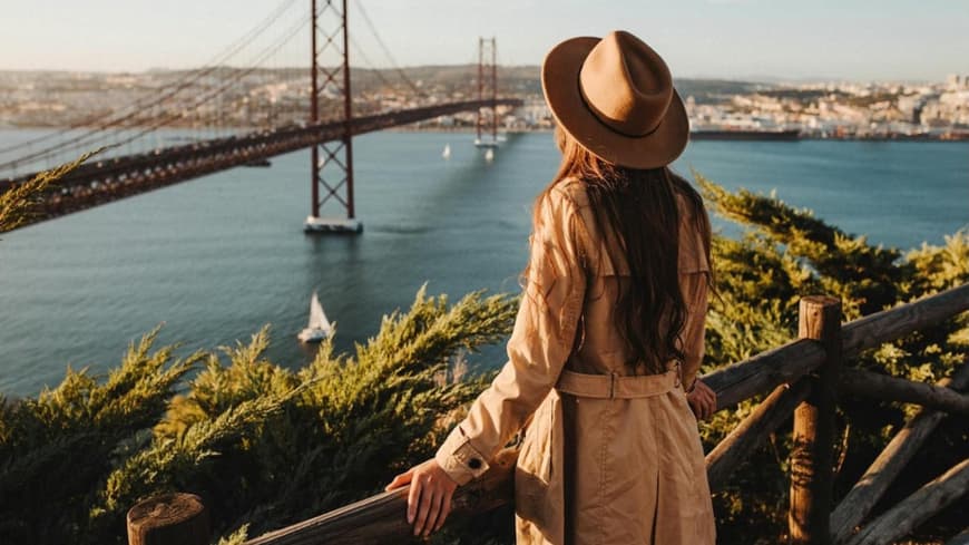 Eine Frau mit Trenchcoat und Hut