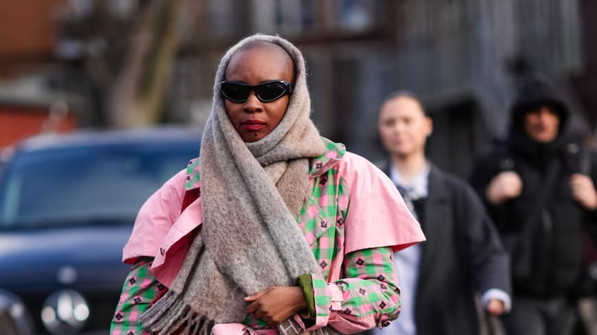 So wickelst du deinen kuscheligen Schal ganz einfach zum Balaclava. Frau trägt Schal um den Kopf gewickelt