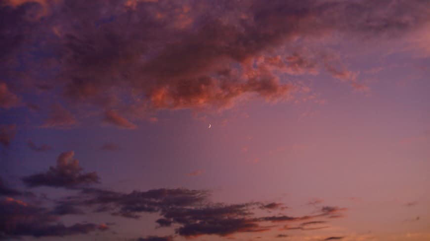 Diese 4 Sternzeichen lassen sich nicht so leicht täuschen. Abendhimmel mit rosa Wolken
