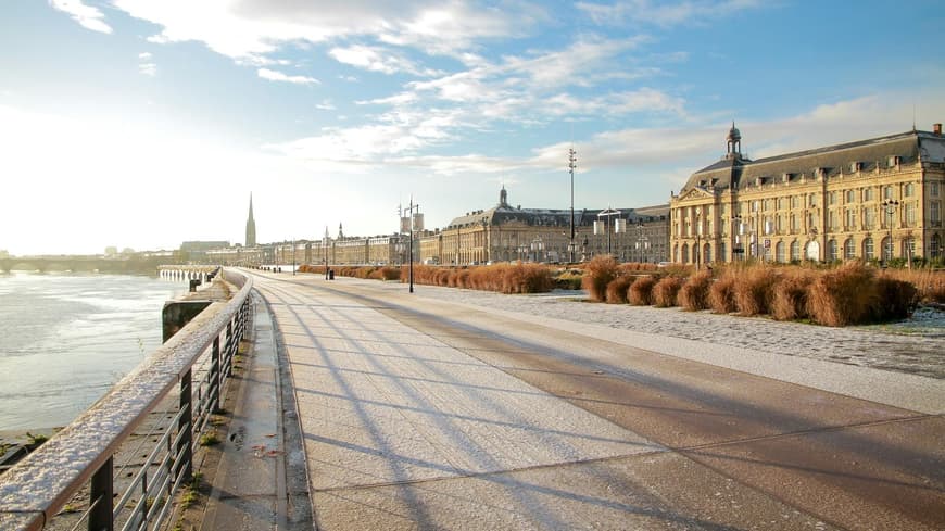 In Bordeaux kannst du einen tollen Kurztrip erleben. Alte, schöne Bauten in Bordeaux an der Promenade.