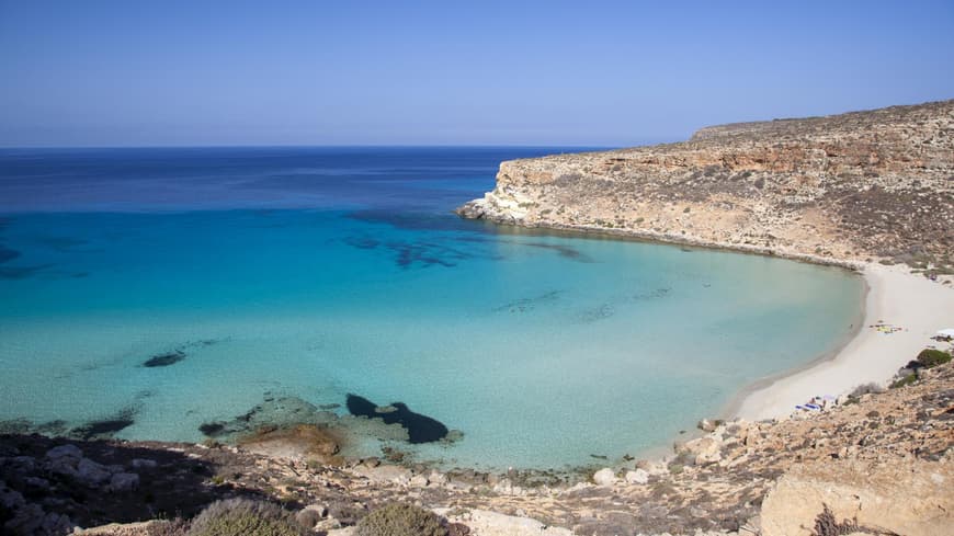 Das Wasser in der Spiaggia dei Conigli auf Lampedusa ist ein echter Traum. Die Spiaggia dei Conigli auf Lampedusa mit klarem Wasser.