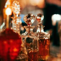 Manche Düfte sind einfach zeitlos und gehen immer. Mehrere Parfum-Flakons.