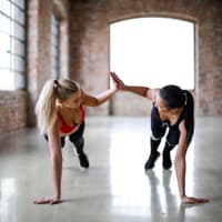 Fitness-Übungen für Anfänger Frauen machen Sport