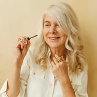 Frau traegt Mascara auf Frau traegt Mascara auf