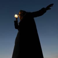 Sternzeichen, die Pech im Oktober haben Frau hält eine kleine Lichtkugel in der Hand
